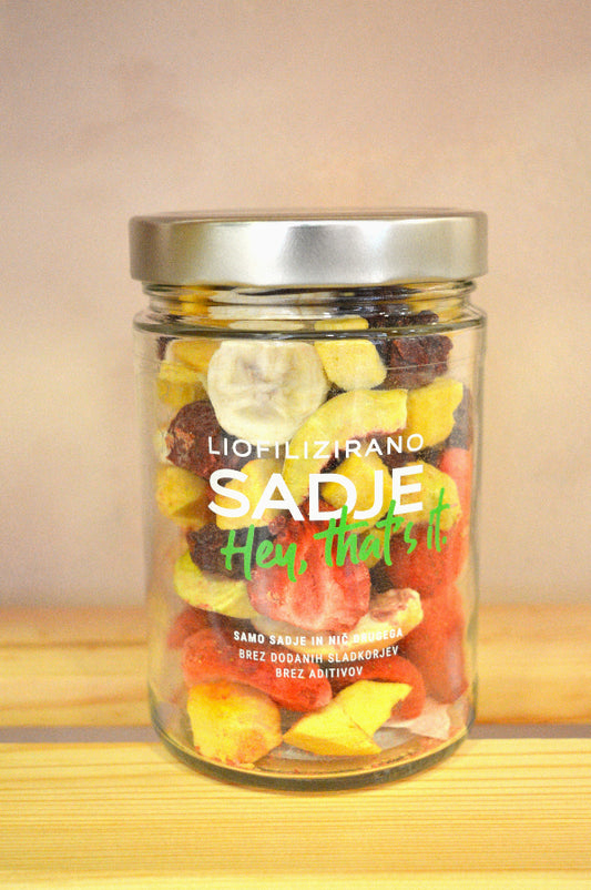 Liofilizirano mešano sadje ananas, mango, banana, breskev, fige, višnje, češnje, jagode v kozarcu