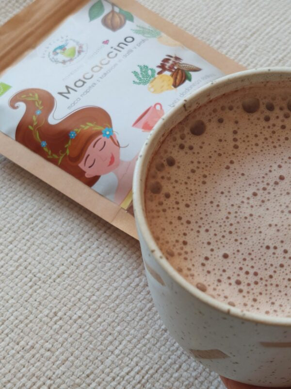 Macaccino - kakavov napitek z maco in datlji v prahu