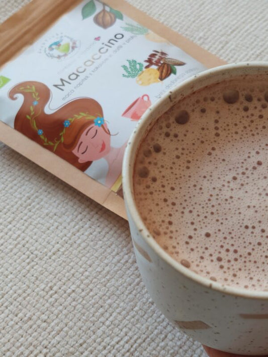 Macaccino - kakavov napitek z maco in datlji v prahu