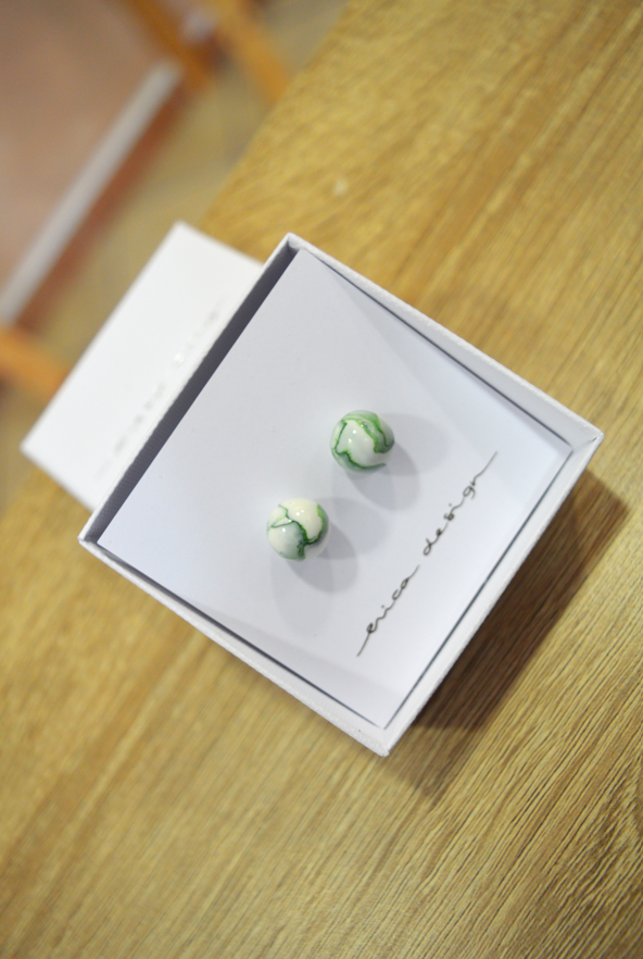 Uhani iz polimerne gline zeleni v videzu marmorja Erica Design