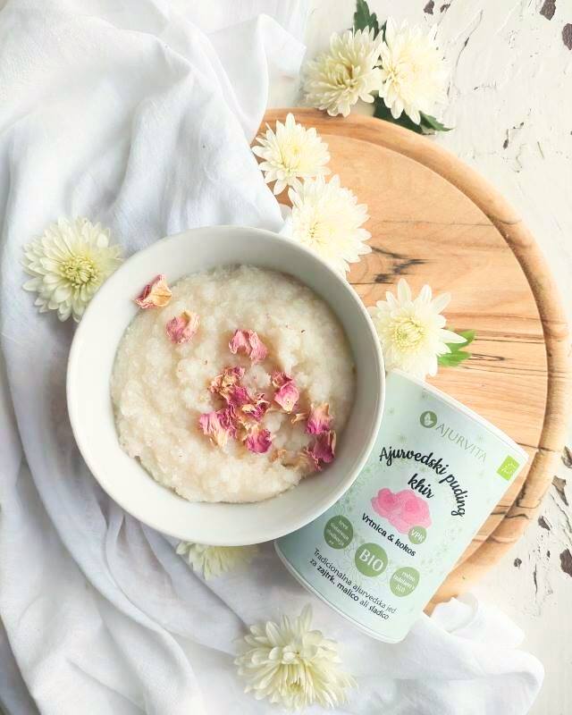 Ajurvedski puding khir z vrtnico in kokosom