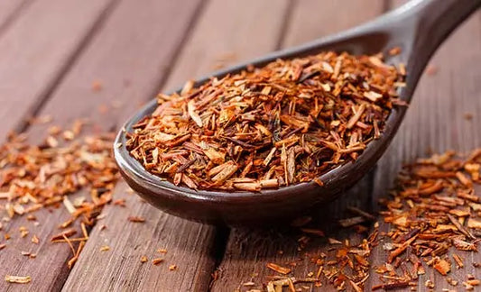 Rooibos čaj: Zakaj je ta južnoafriški čudež brez kofeina obvezen v tvoji shrambi?