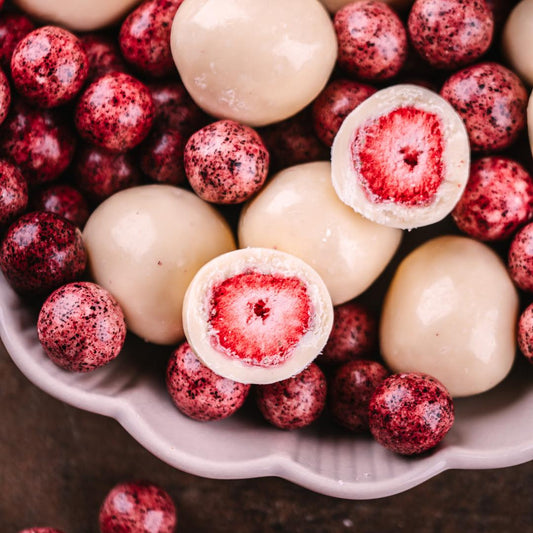 Čokoladni prigrizki - liofilizirane jagode in ribez v beli čokoladi