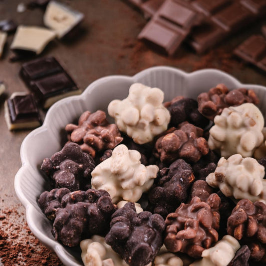 Čokoladni prigrizki piškoti v beli, mlečni in temni čokoladi s karamelo