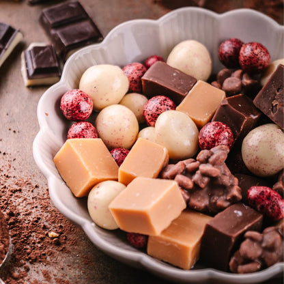 Čokoladni prigrizki - karamelne kocke, liofilizirane maline in ribez, piškoti v mlečni čokoladi s karamelo