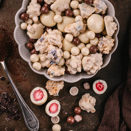 Čokoladni prigrizki - liofilizirane jagode v beli čokoladi, piškoti v beli čokoladi s karamelo, čokoladne riževe kroglice