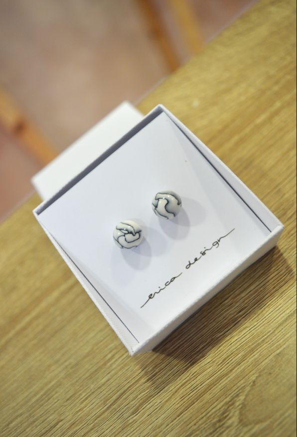 Uhani iz polimerne gline črno-beli v videzu marmorja Erica Design