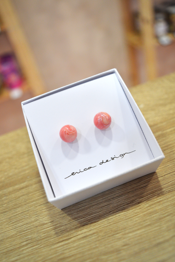 Uhani iz polimerne gline v barvi fuksije v videzu marmorja Erica Design