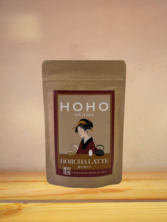 Pražen mleti zeleni čaj hojicha z mlekom in sladkorjem v prahu