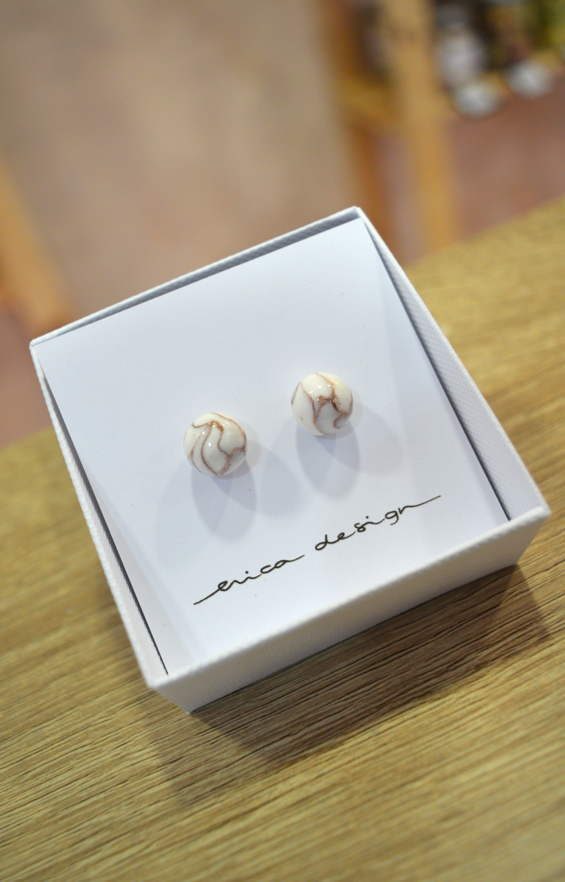 Uhani iz polimerne gline v beli barvi in barvi konjaka v videzu marmorja Erica Design