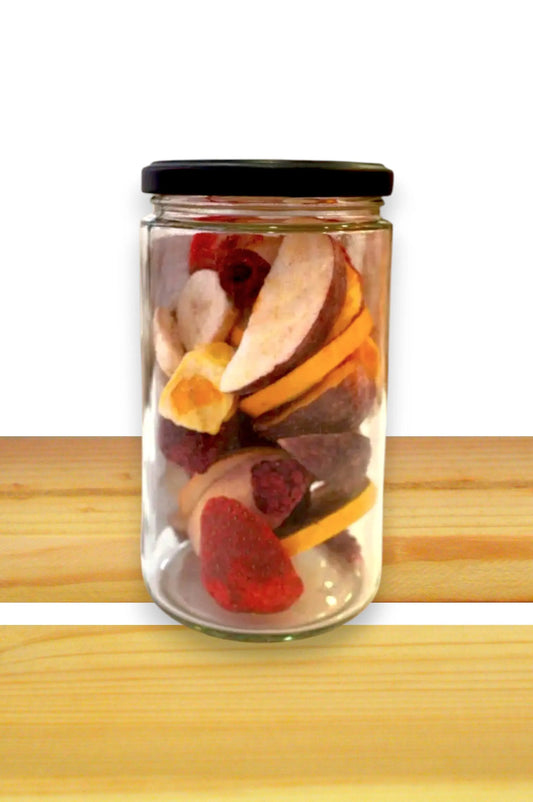 Liofiliziran miks sadja: maline, jagode, banane, mango, kaki in jabolka v kozarcu