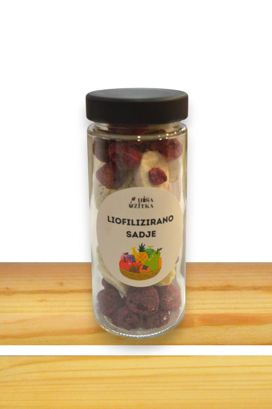 Liofiliziran miks sadja: maline, banane, mango, kivi in jabolka v kozarcu