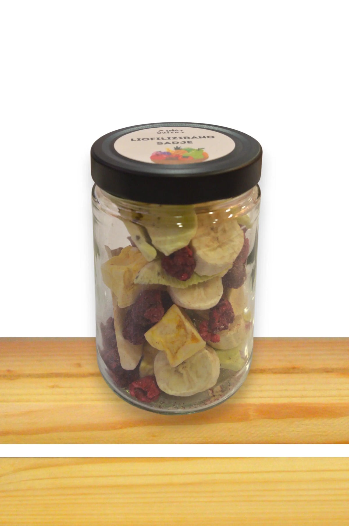 Liofiliziran miks sadja: maline, banane, mango, kivi in jabolka v kozarcu