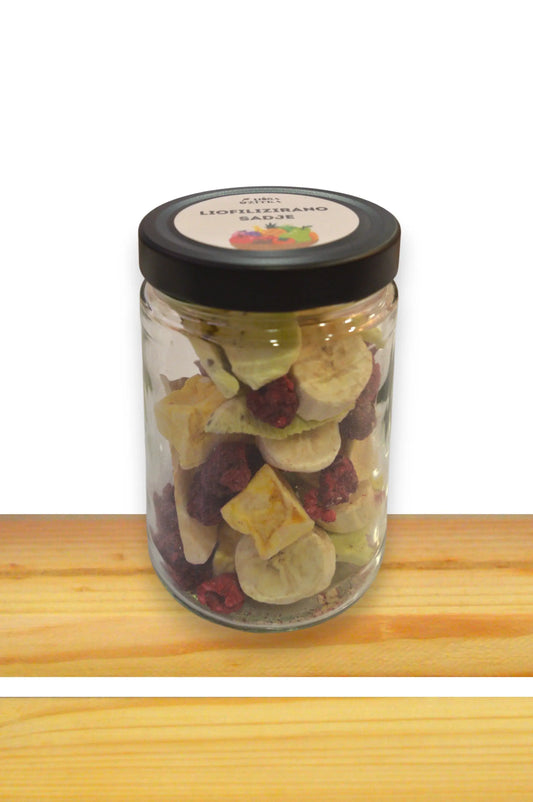 Liofiliziran miks sadja: maline, banane, mango, kivi in jabolka v kozarcu