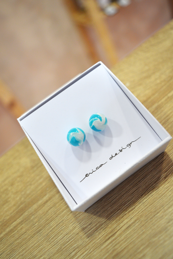 Uhani iz polimerne gline modro-beli v videzu marmorja Erica Design