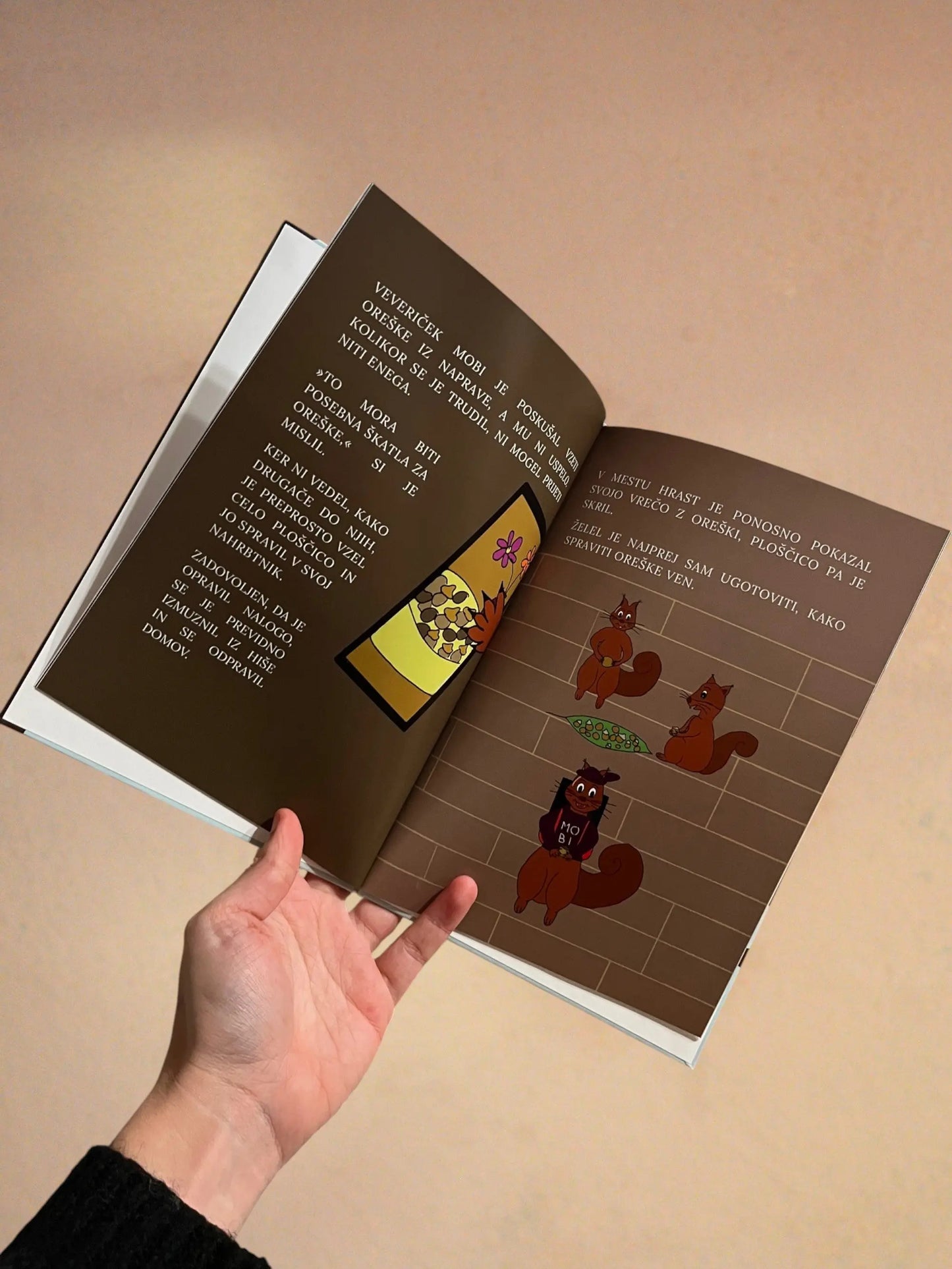 Otroška slikanica Veveriček Mobi