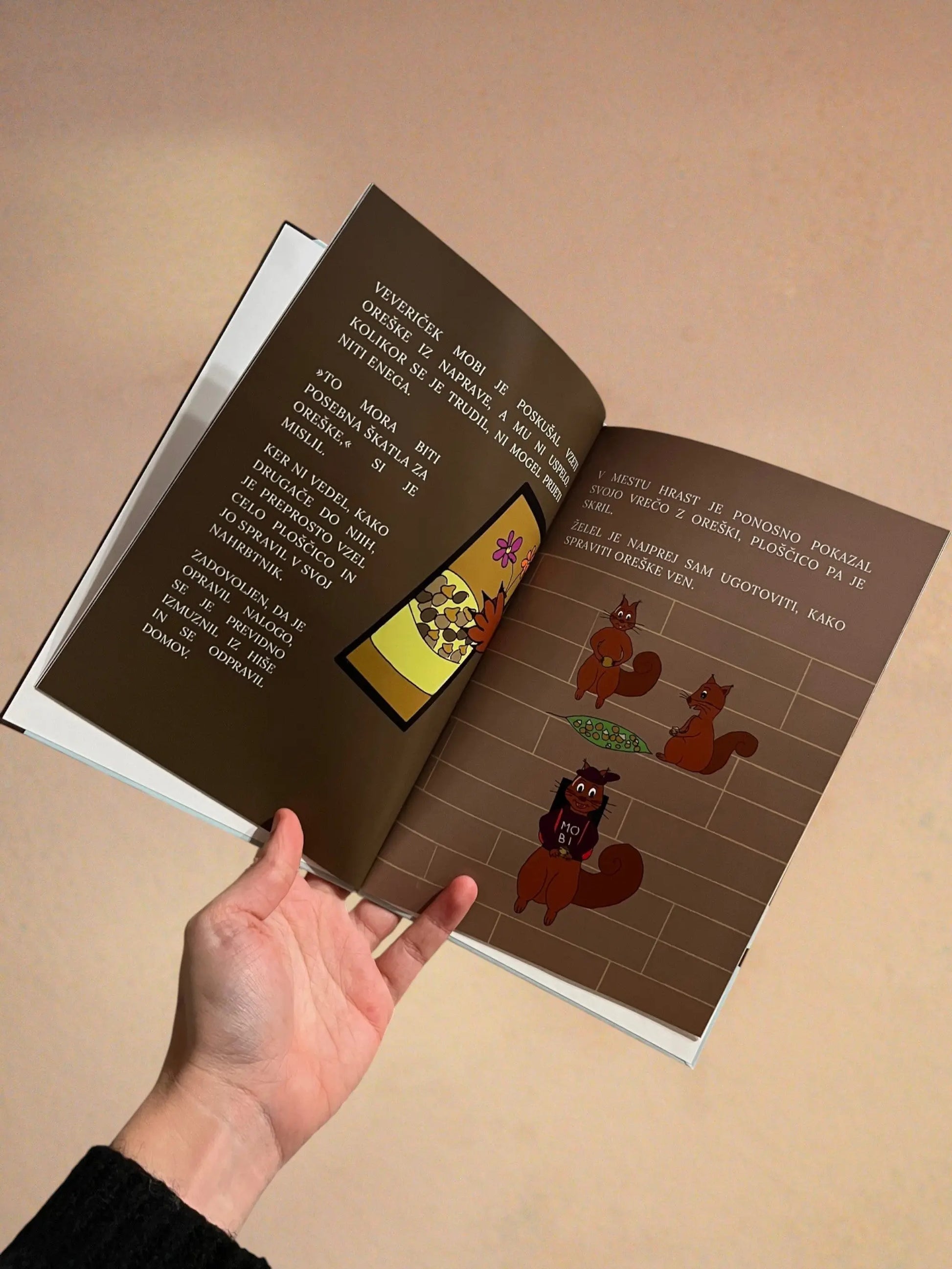 Otroška slikanica Veveriček Mobi