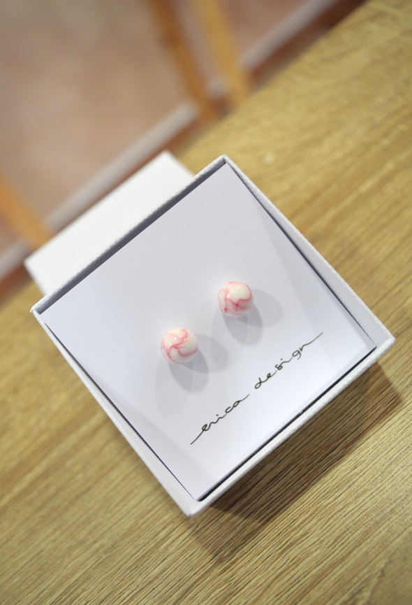 Uhani iz polimerne gline roza-beli v videzu marmorja Erica Design