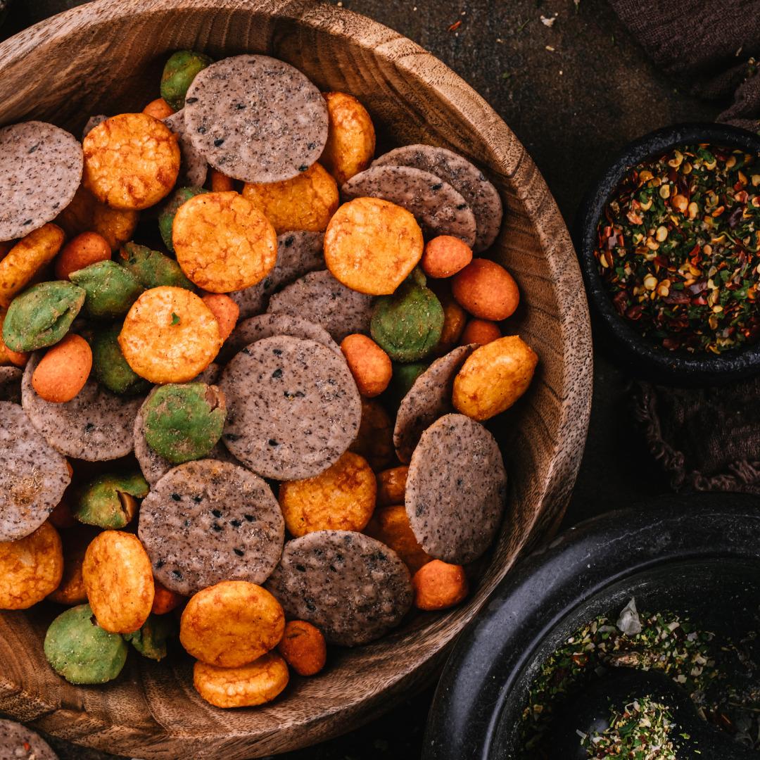 Slani prigrizki - začinjeni riževi krekerji, čilijevi napihnjenčki, pekoči azijski arašidi, arašidi v hrustljavi čili skorjici