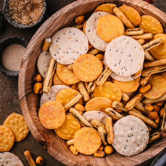 Slani prigrizki - slani riževi krekerji, mehiški krekerji, slane koruzice, hrustljave palčke z rožmarinom in baziliko