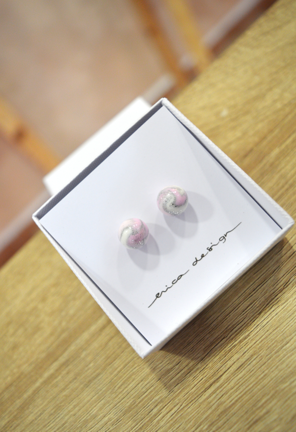 Uhani iz polimerne gline srebrno-roza v videzu marmorja Erica Design