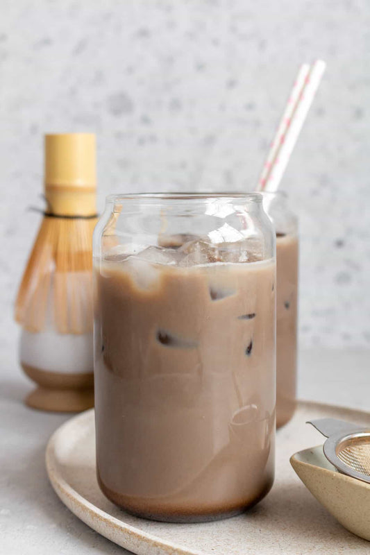 Hojicha latte napitek